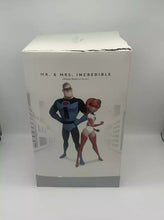 Load image into Gallery viewer, Disney Pixar Animation Studios Mr &amp; Mrs Incredible Limited Edition D23 12&quot; Dolls
